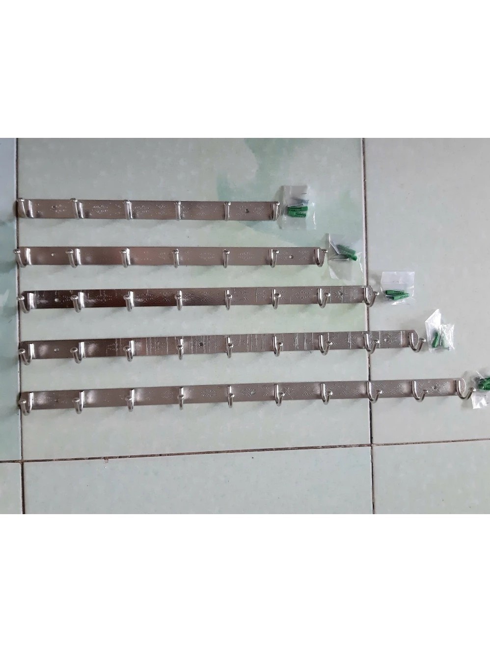 Móc treo tường inox, móc treo quần áo gắn tường, móc treo đồ inox từ 6 đến 10 mấu, có tắc kê đi kèm theo sản phẩm.