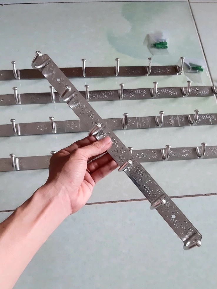 Móc treo tường inox, móc treo quần áo gắn tường, móc treo đồ inox từ 6 đến 10 mấu, có tắc kê đi kèm theo sản phẩm.