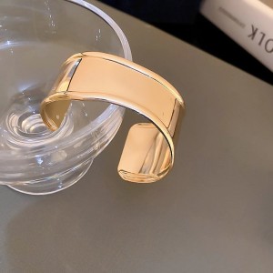 European and American asymmetrical style bracelet for women, fashionable and exquisite hand jewelry.