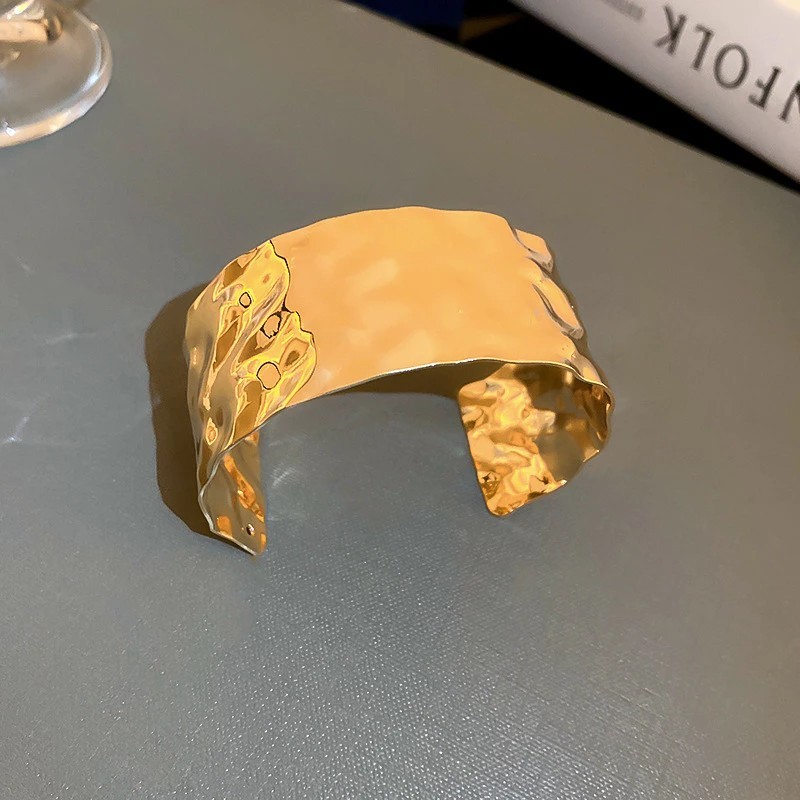 European and American asymmetrical style bracelet for women, fashionable and exquisite hand jewelry.