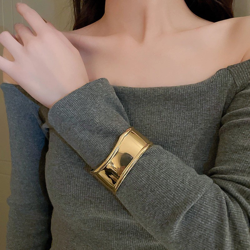 European and American asymmetrical style bracelet for women, fashionable and exquisite hand jewelry.