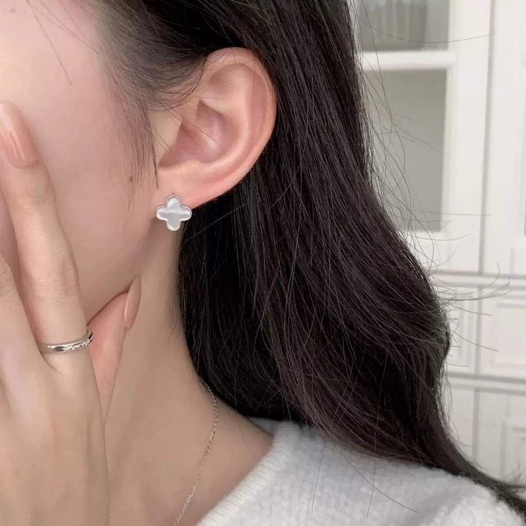 Silver earrings 𝐋𝐮𝐜𝐤𝐲 𝐅𝐥𝐨𝐫𝐚𝐥𝐬 MATERA S999 high-class silver earrings with 4-petal flowers and sophisticated mother-of-pearl inlay MBT21