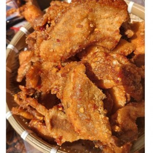 一盒500克香脆辣味蒜蓉五花肉干，整块，咸甜可口，味道浓郁，美味小吃