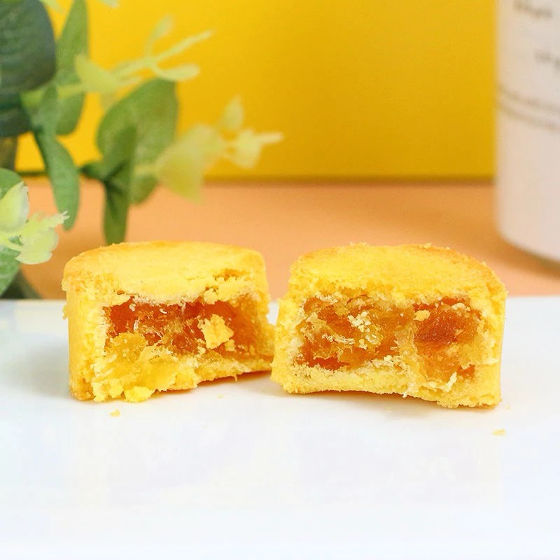 Taiwanese pineapple cake 200g box. Soft and moist outer layer, fragrant and chewy inside with pineapple filling