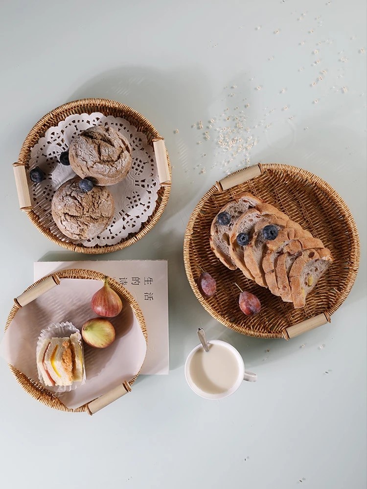 BAMBOOO ECO round plastic tray with wooden handle for holding fruits, candies
