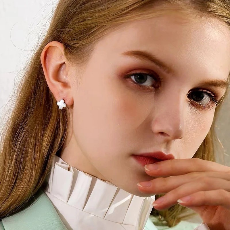Silver earrings 𝐋𝐮𝐜𝐤𝐲 𝐅𝐥𝐨𝐫𝐚𝐥𝐬 MATERA S999 high-class silver earrings with 4-petal flowers and sophisticated mother-of-pearl inlay MBT21