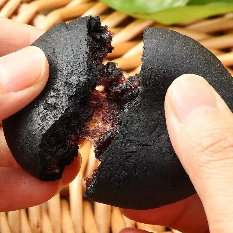 Brown rice cake with natural ingredients, light sweetness of mulberry, healthy diet food for people losing weight