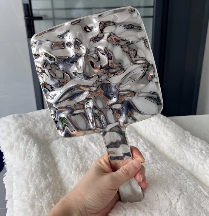 Brilliant light, master! Electroplated portable makeup mirror, exquisite makeup fashion companion