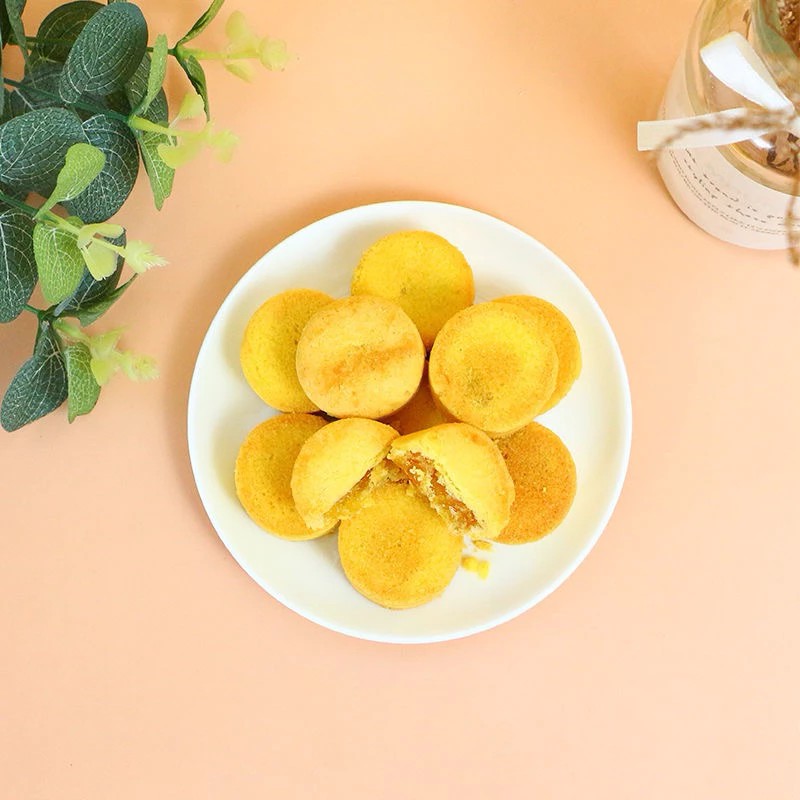 Taiwanese pineapple cake 200g box. Soft and moist outer layer, fragrant and chewy inside with pineapple filling